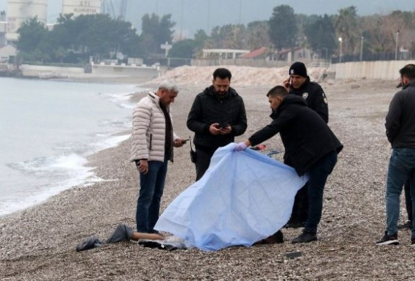 Antalya'da Konyaaltı Sahili'nde erkek cesedi bulundu